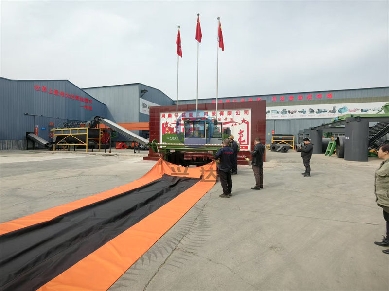 新型适用于大规模有机肥生产基地的有机肥设备-----液压履带覆膜翻抛机