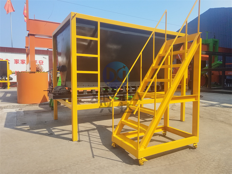 操作有机肥铲车料仓时的注意事项